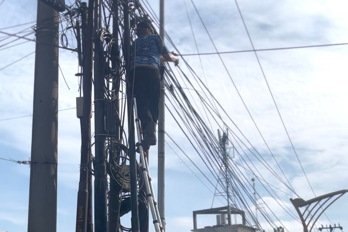 Lurah Jati didampingi Fasilitator Pemerintahan Kelurahan Jati, Melakukan Penanganan Kabel Putus Di Jl. Ir. H. Juanda, Kelurahan Jati, Kecamatan Medan Maimun