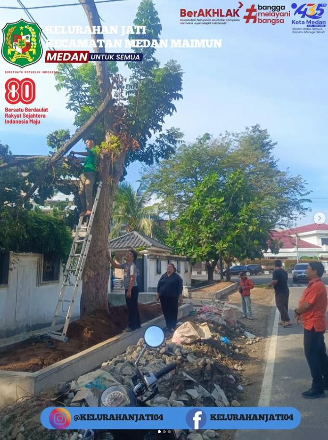 Penebangan Pohon Tumbang Di Wilayah Kelurahan Jati