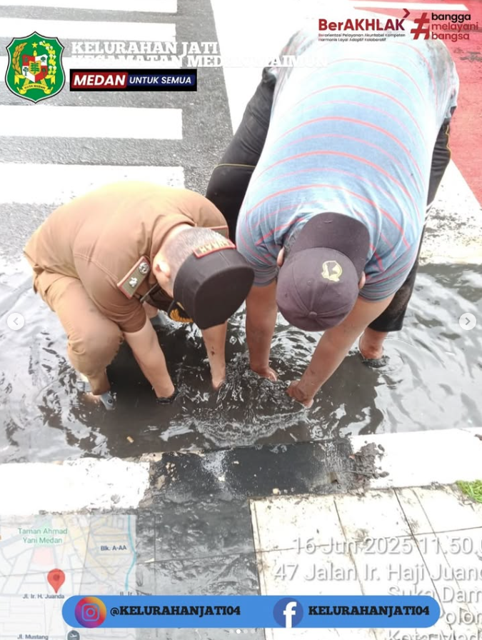 Lurah Jati Melaksanakan Pembersihan Saluran Drainase