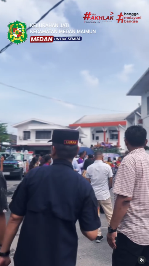 Lurah Jati, Kasi Trantib, Staf Kelurahan dan Kepala Lingkungan melakukan pemantauan kegiatan Parade Mobil Hias, Peringatan Hari Paskah Nasional 2025